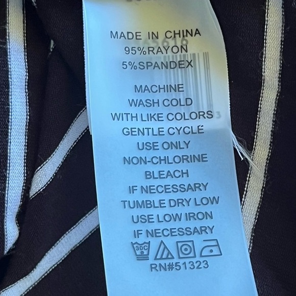 Vince Camuto, women’s black and white stripe keyhole pull over sleeveless top M - Picture 6 of 8